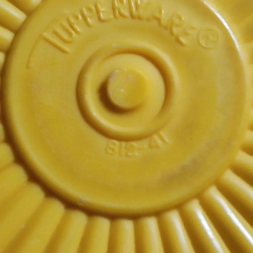 Tupperware Vintage Servalier Sunburst Lids Set of 4 Yellow Green 812-41 812-43